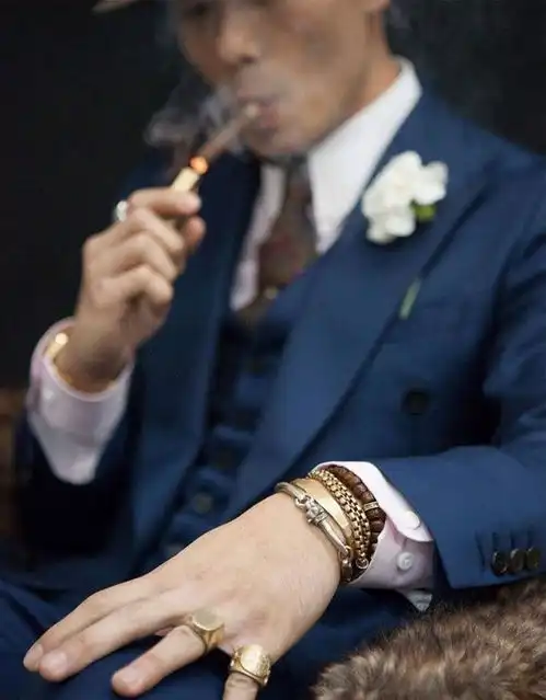 男人就算没钱,40岁以后也要少戴这3种首饰,廉价寒酸显油腻
