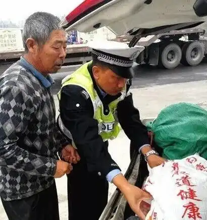 正能量河南焦作打工归来身无分文,交警援助送老人回家,网友好暖心
