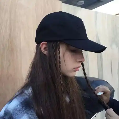 冬天戴帽子,发型这样整才不土
