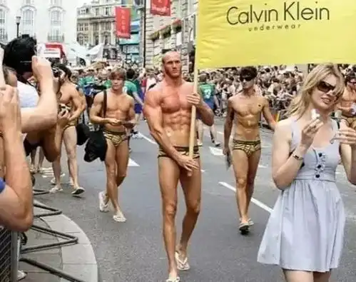 又一知名港星跪倒在深蹲架前......

