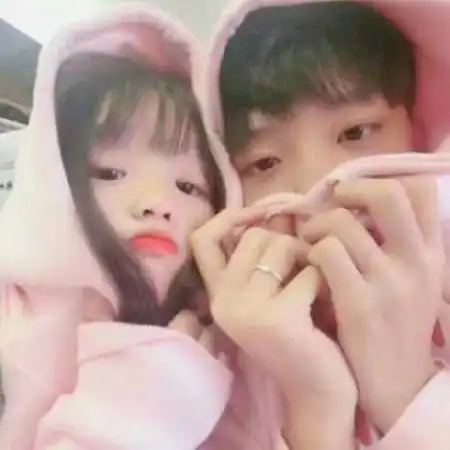 qq可爱情侣头像两张幸福亲吻小清新的太好看了
