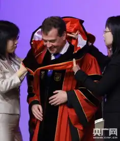 又是一年毕业季看各国政要学士服照致青春
