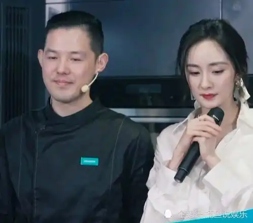 生图状态下的杨幂有多美白色衬衫尽显优雅范,低马尾造型好温柔
