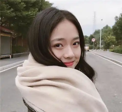 异性交往时,男人除了亲亲抱抱,这几个动作更让女人为之心动
