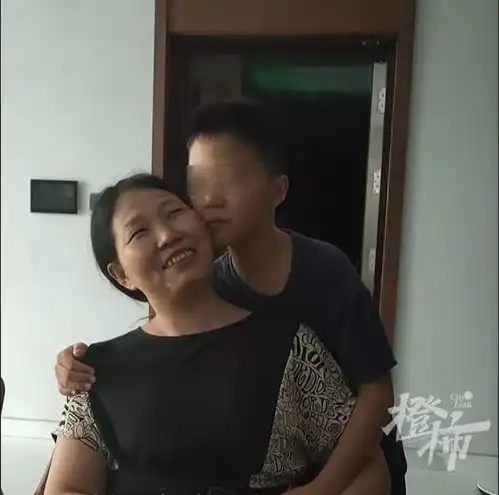妈妈去世前包的饺子一直冻在冰箱里12岁男孩紧紧盯着饺子,一口没吃转身回了房间
