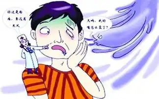 头发未吹干睡觉男孩醒来半边脸僵了
