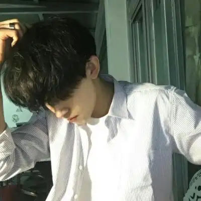 男生白衬衫小清新头像

