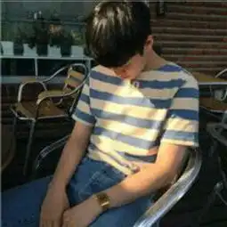 谁能帮我这张配情侣图片的女生,急,谢谢
