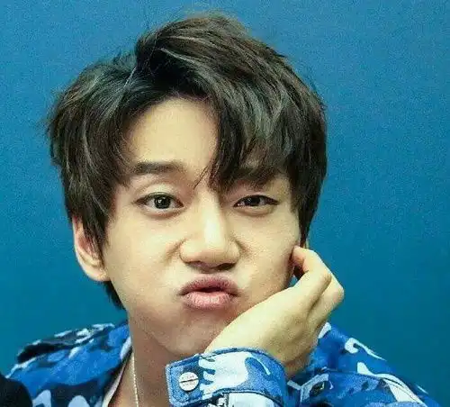 萌上了噘嘴女孩郑小爽和比心男孩黄致列的cp
