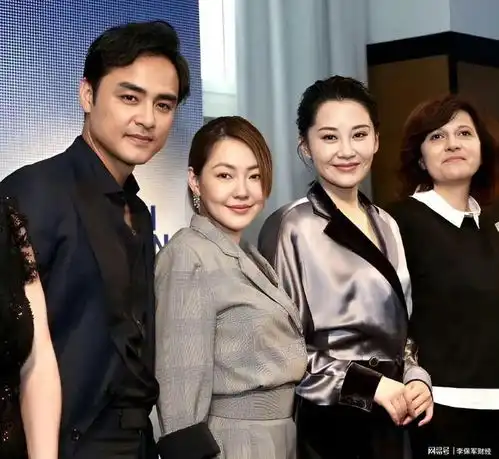 以前不懂得什么是气场碾压,但是看了许晴和小s的照片就明白了
