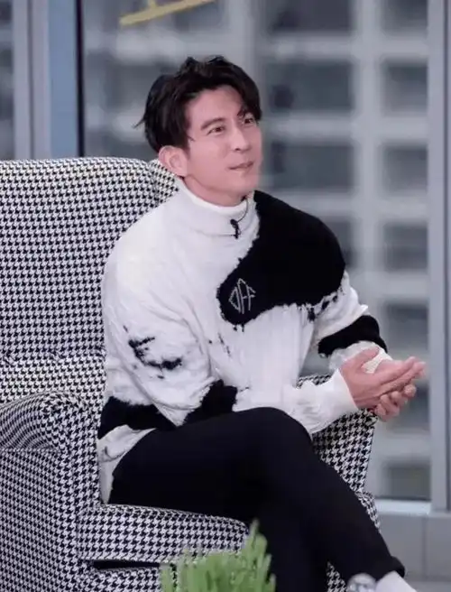 修杰楷逼47岁贾静雯生第四胎和陈意涵合影玩角色扮演,好男人翻车
