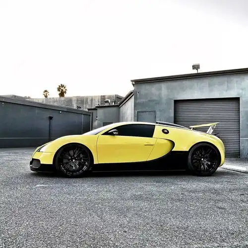 布加迪威航,史上最快量产超跑之一,尾翼一开,天下无敌
