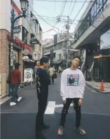 两个丑八怪李易峰陈伟霆日本街头合体
