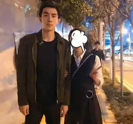 网友晒与林更新合照身材高挑完美诠释霸道高冷男神范儿
