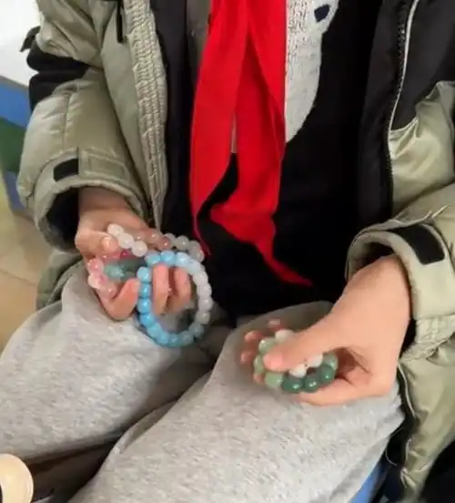 盘手串风潮来袭小学生现在内卷严重能解压,家长哭笑不得
