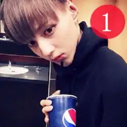 男生带1强迫症微信头像
