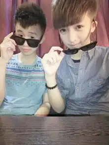 qq皮肤黄梓熙,,你爱么,给个花呗透明
