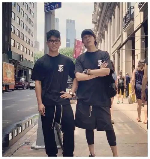 陈坤送儿子上学,18岁陈尊佑颜值陡升忧郁小眼颇有韩系风采
