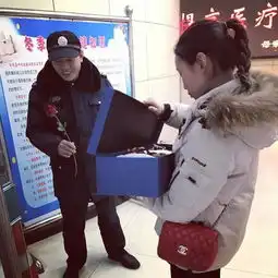美女老师收表白玫瑰赠环卫工人

