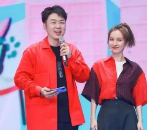 男明星的女闺蜜肖战李现的没啥,看到朱一龙何炅的才羡慕了
