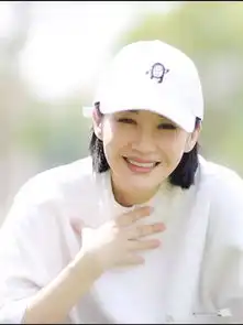 许晴青春活力似少女,连体鞋秀长腿,网友她真的49岁吗
