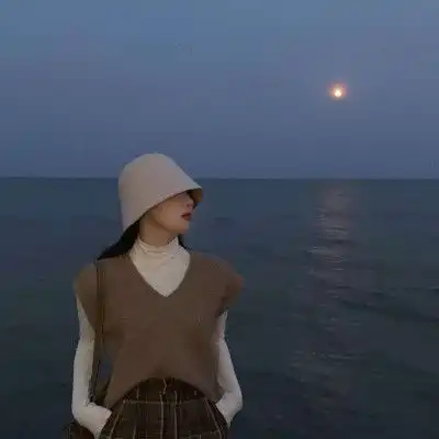 网易云热评男同桌人很帅,那天他宣布脱单,我正难过他突然亲了我
