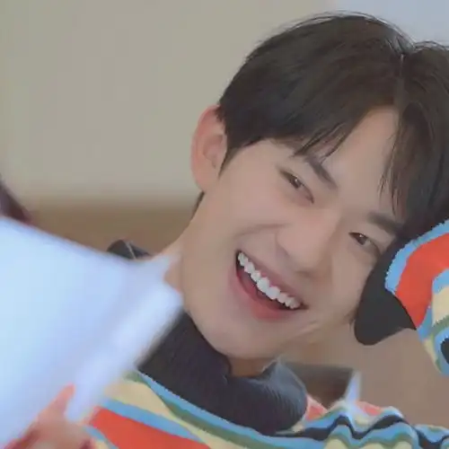 宝藏男孩治愈系文案你保护世界,我保护你
