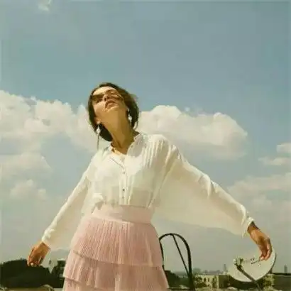 欧美女生头像ins风高清街头,全部是简约时间的女生
