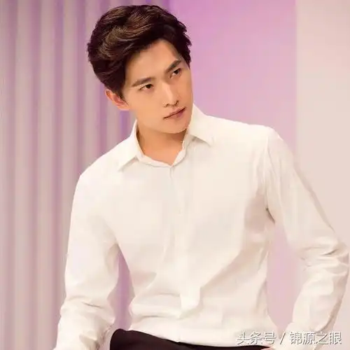 白衣男神来一波,胡歌男人味,鹿晗像天使,他更像白马王子
