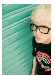 跪求这种白色头发男生头像
