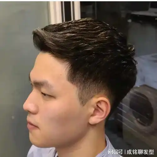 三款干练的男生短发,两边剪短中间打薄,精干利落又阳光帅气

