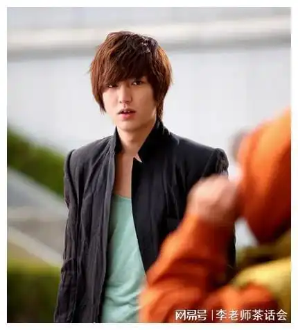 同样40岁中年男星,结婚和没结婚的区别,看李栋旭玄彬合照就知道
