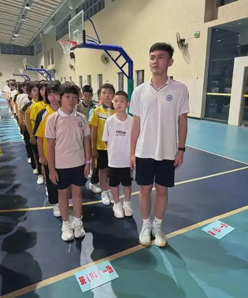 现在的小学生身高真的太迷惑了,十岁男生的个子都比成年人高了
