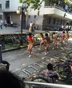 南京河海大学6男生手掩私处裸奔校园里拍裸奔合适吗
