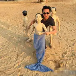 邓超沙滩搞怪变美男鱼
