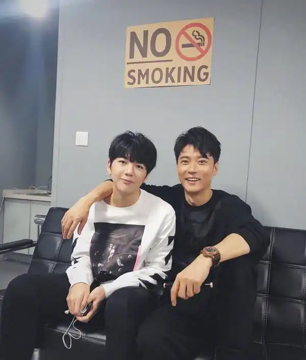 洪欣18岁儿子凌晨独自现身机场,包裹严实一脸疲惫,举动有礼貌
