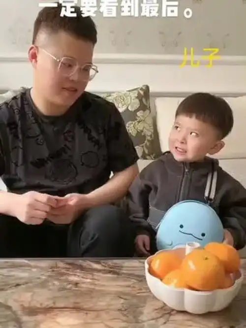 小人精太可爱了爷俩的快乐生活家庭娱乐搞笑祝大家笑口常开常年说的,姜还是老的辣可我不这么认为看到最后谁赢了
