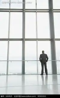 双手插兜站在窗前的男人背影图片免费下载红动网
