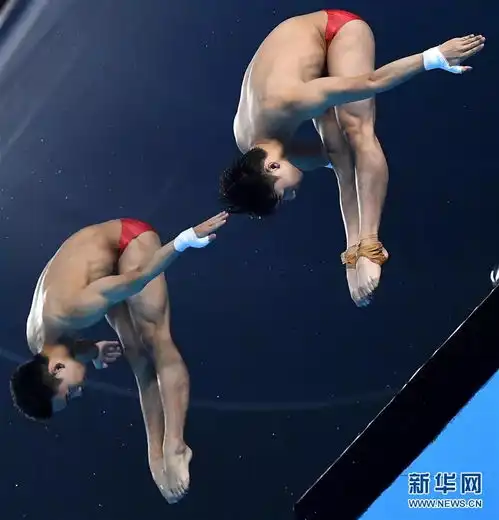 跳水男子双人10米跳台中国选手陈艾森杨昊夺冠
