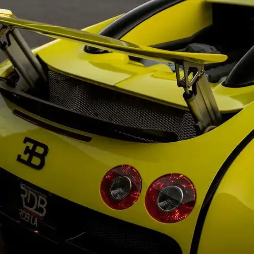 bugatti这大尾翼打开的时候,有什么想法
