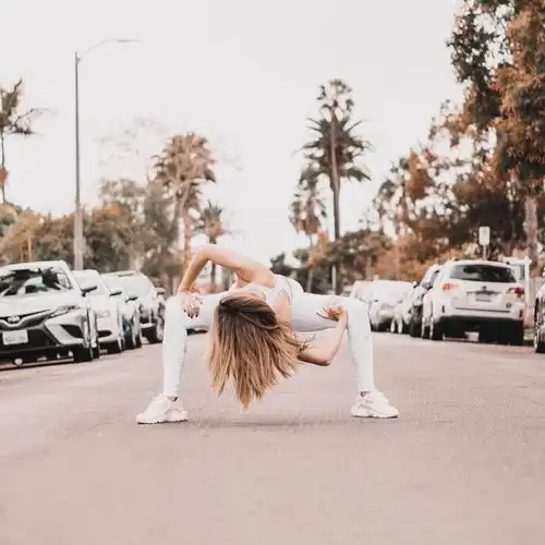 宋茜白衬衫配包臀裙够性感了,还玩领带杀,这身材美哭多少人
