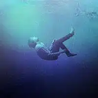 有女生的水里头像求男生的情侣水下头像
