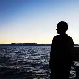 求好看的男生在海边的侧脸系或者背影图片
