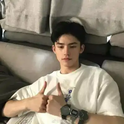 2023最新稚气学生党男生头像
