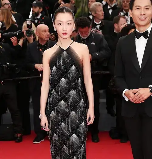 周冬雨刘昊然亮现身戛纳红毯女的偷看刘昊然,男的自己去避嫌
