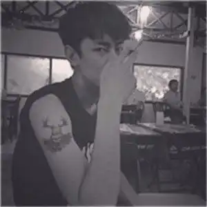 灰色意境帅哥头像适合成熟的男士们专用的
