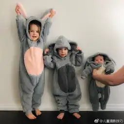 美国妈妈晒仨娃睡姿萌出新高度
