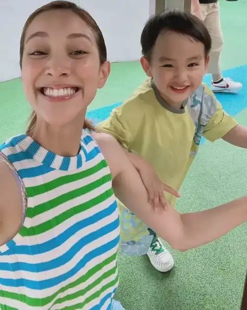 陈凯琳胞弟探望外甥,一家七口同框,大宝三宝像郑嘉颖二宝像舅舅
