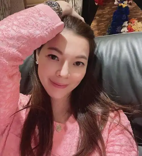富士康老板娘近照曝光,一身大牌时髦贵气,当初借林志玲上位成功
