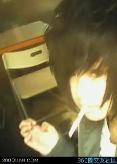 非主流静态女生吸烟头像

